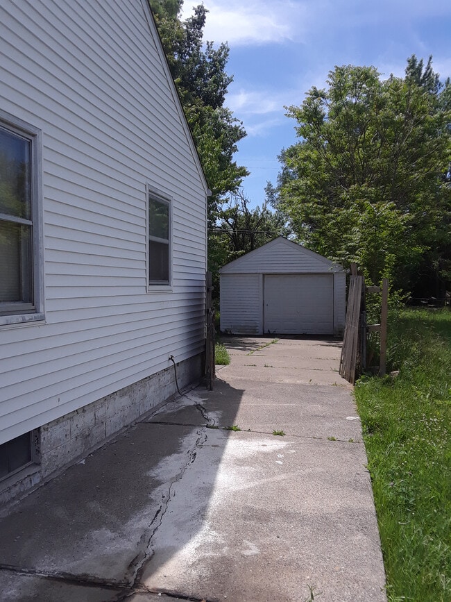 Building Photo - 16620 Liberal St