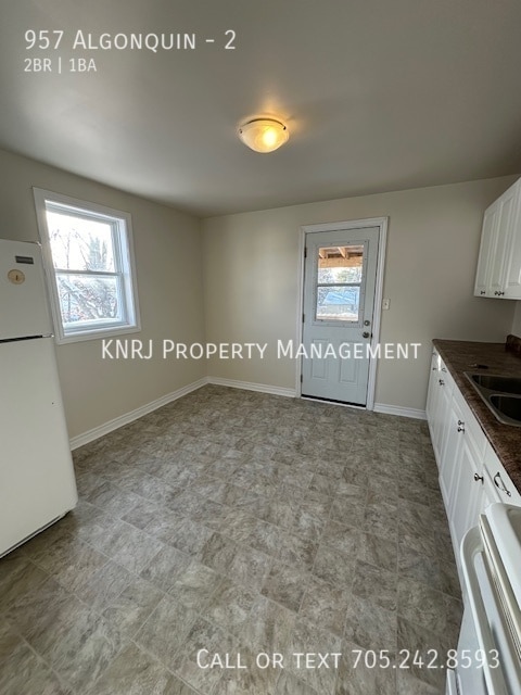 Building Photo - Spacious Second Floor Apartment