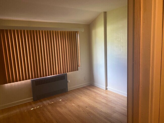 dormitorio en 2 dormitorios - Garden Apartments- All Utilities Included