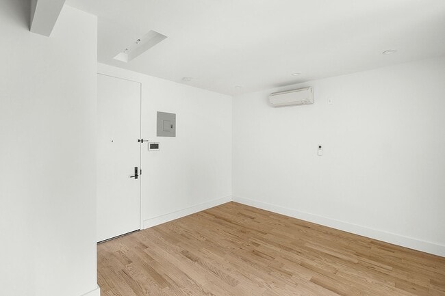 Building Photo - 473 Kosciuszko St