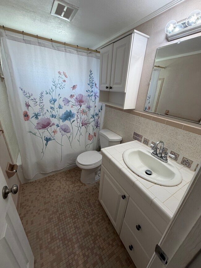 Building Photo - 2603 Almond Dr