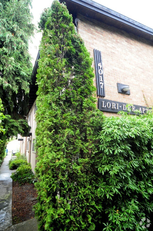 Foto del edificio - 4017 California Ave SW
