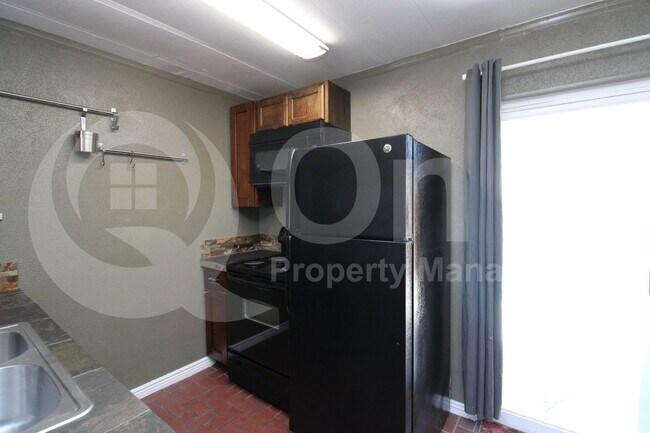 Foto del edificio - 1021 E Harry St