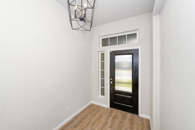 Building Photo - Move-In Special! Enjoy 2 Weeks Free Rent o...