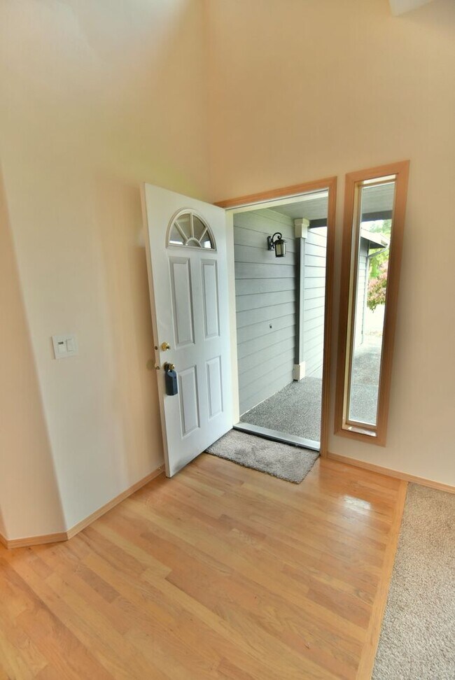 Foto del edificio - 4Bd/2.5Ba Everett House