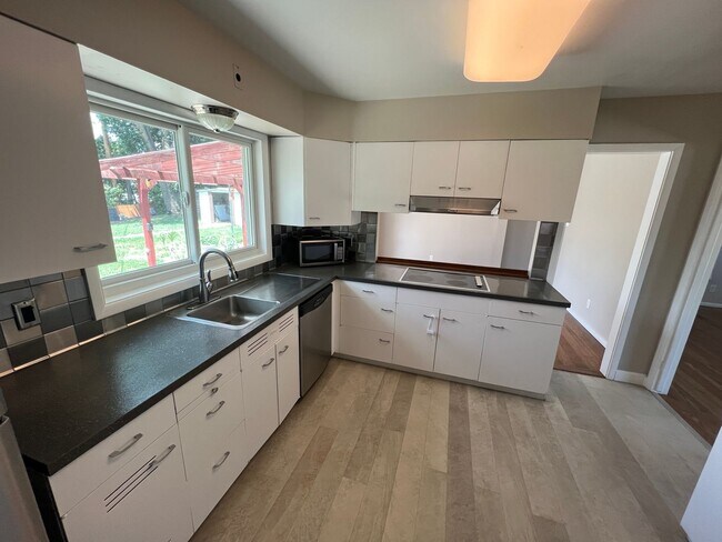 Building Photo - Great 2 Bedroom Home in Close to Ft. Carson!!