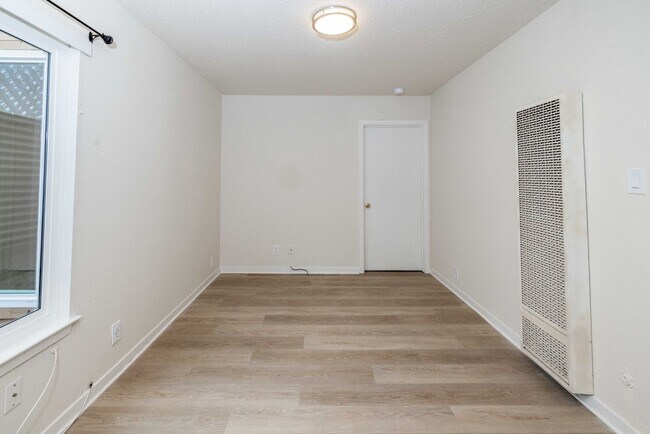 Foto del edificio - Fully Remodeled, Top Floor! On-site Laundry, New Stainless Appliances