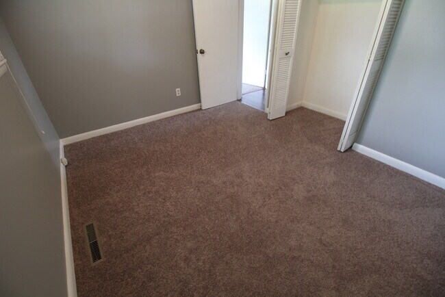 Building Photo - 3 Bed, 1 Bath Near Taylorsville Rd