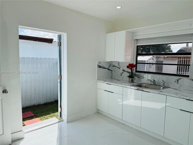 Building Photo - 706 W 40th Pl