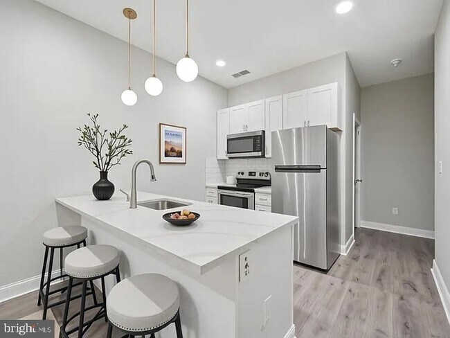 Building Photo - 1236 W Airdrie St