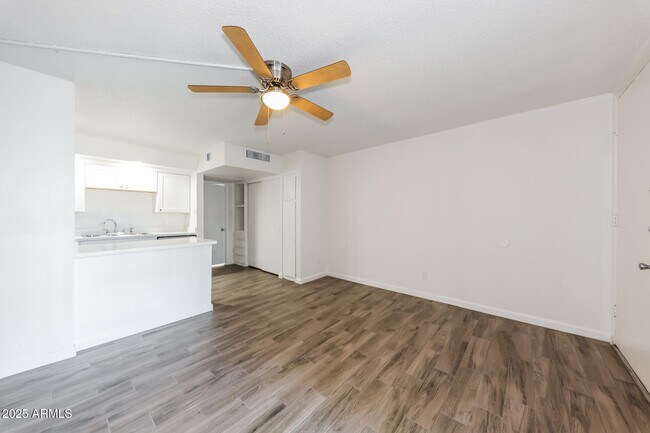 Foto del edificio - 6320 N 16th St