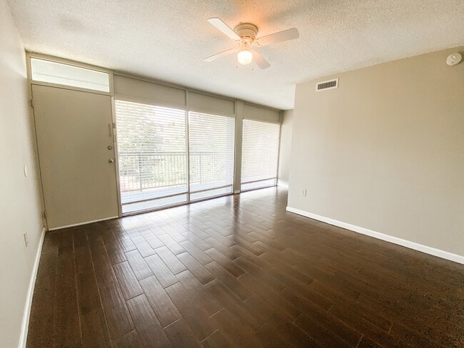 Building Photo - 2990 Rhodes Cir S