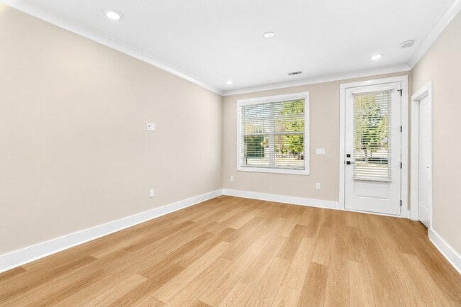 Foto del edificio - 6114 Fox Rd