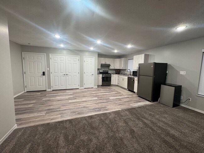 Foto del edificio - 2 Bedroom - 1 bath apartment