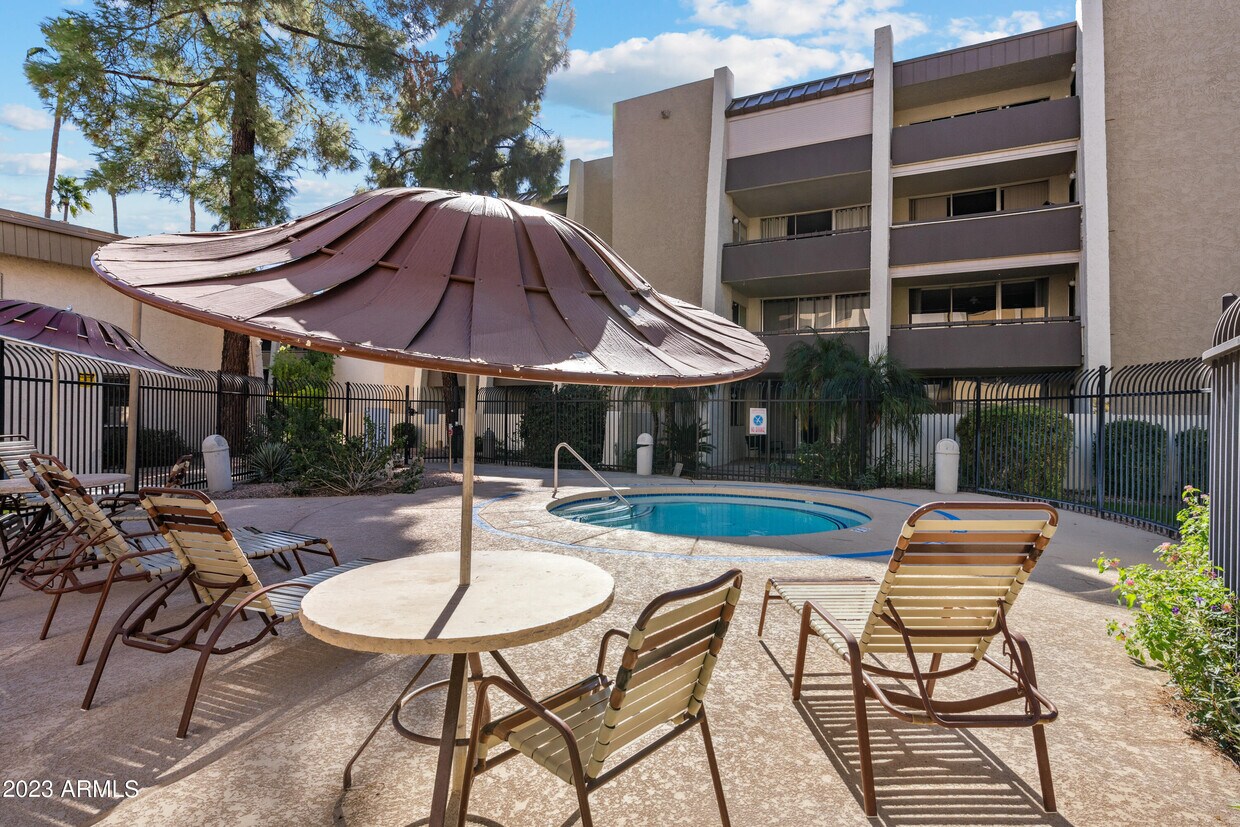 Foto principal - 7625 Camelback Rd