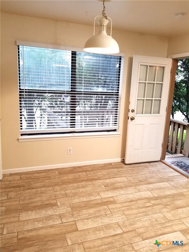 Foto del edificio - 130 Wind Ridge Dr