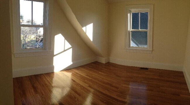 Building Photo - 84 Linden St