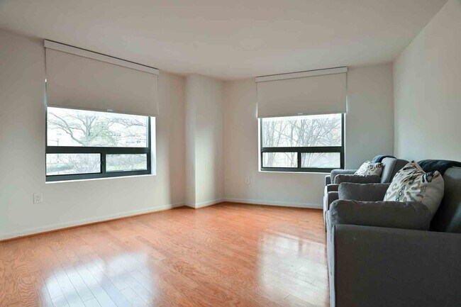 Foto del edificio - 4444 Connecticut Ave NW