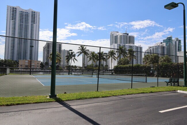 tennis courts - 1000 Parkview Dr
