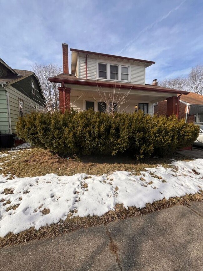 Building Photo - Cozy and Bright 2-Bedroom Duplex with Fire...