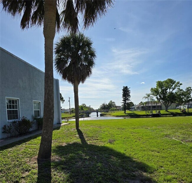Foto del edificio - 214 Boundary Blvd