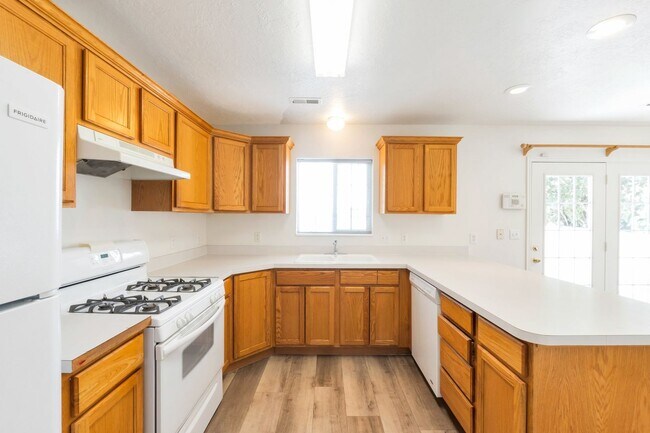 Building Photo - Peaceful Provo Row End Townhome