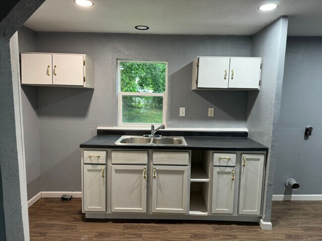 Building Photo - Recently updated 2 bedroom home