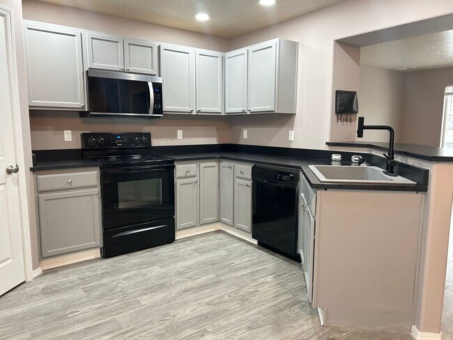 Foto del edificio - Modern Layout, Private Backyard, Prime Location |3 bed 2.5 bath Home in Nampa