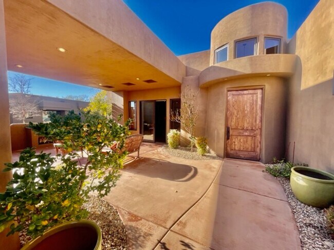 Foto del edificio - Beautiful Fully Furnished home in an Exclu...