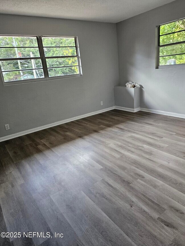 Building Photo - 1359 W 31st St