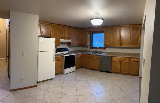 Kitchen - 919 Square Ter