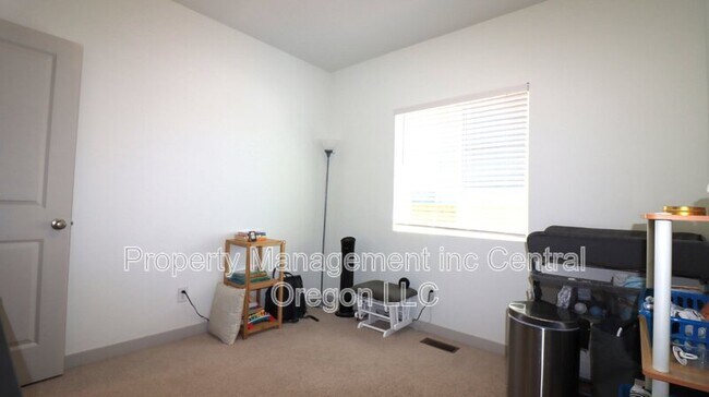 Foto del edificio - 16464 Bassett Rd