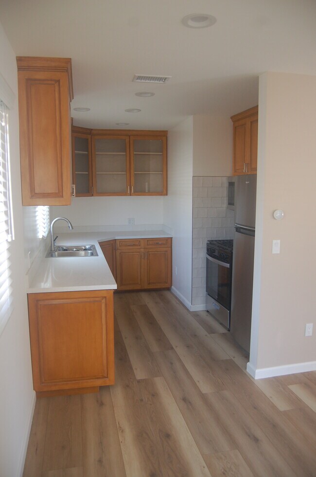 Cocina con electrodomésticos nuevos de acero inoxidable, encimera de cuarzo y mucho espacio de almacenamiento en los armarios. - 813 7th St