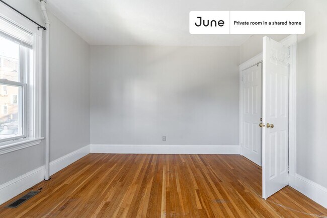 Foto del edificio - Room in Shared 3 bed/1 bath home