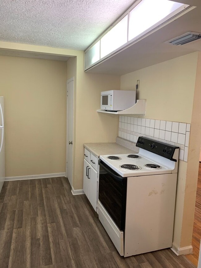 Building Photo - House with big yard close to airport