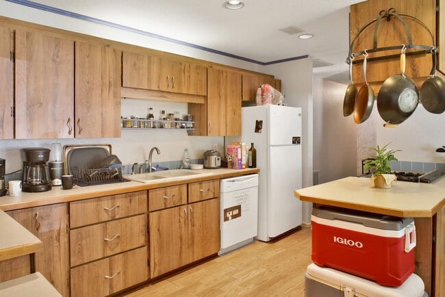 Building Photo - Preleasing Now! Available early August! 7 Bed, 2.5 Bath House!