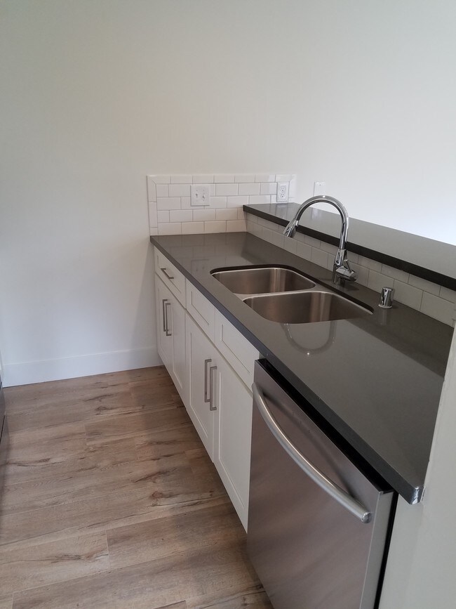 Building Photo - 530 S Irena Ave