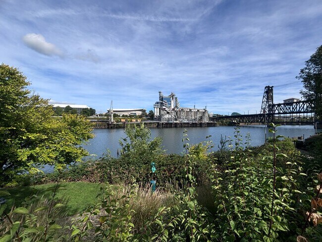 Building Photo - $500 OFF 1ST MONTHS RENT!! McCormick Pier,...
