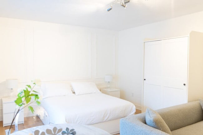 Building Photo - 1755 R. Saint-Denis