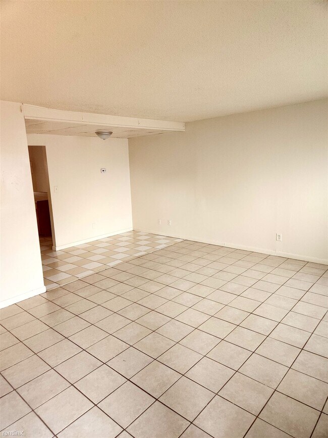 Building Photo - 3 br, 1.5 bath Townhome - 5403 Grand Lake ...