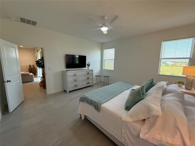Foto del edificio - 1165 Lakeshore Breeze Pl