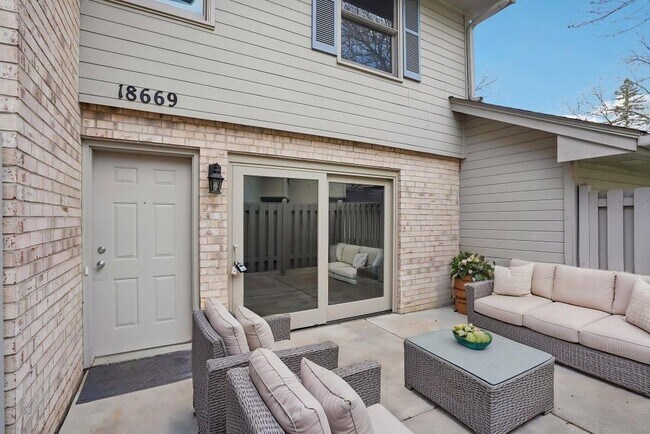 Foto del edificio - 18669 Clear View Ct