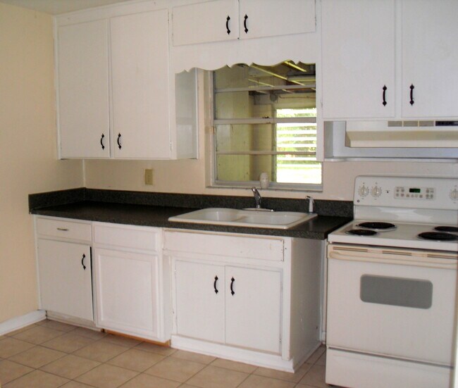 Building Photo - HUGE Lakeland 3BR/1BA w/Carport in Nice Re...