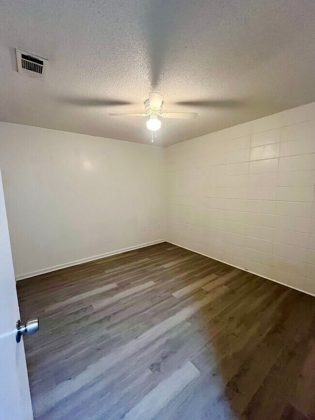 Foto del edificio - 2409 University Dr