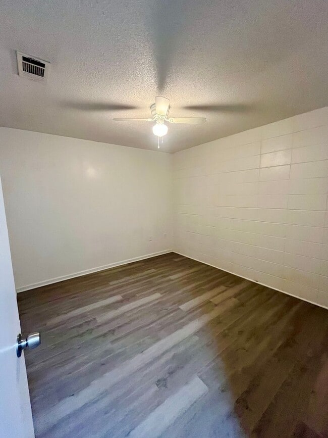 Building Photo - 2409 University Dr