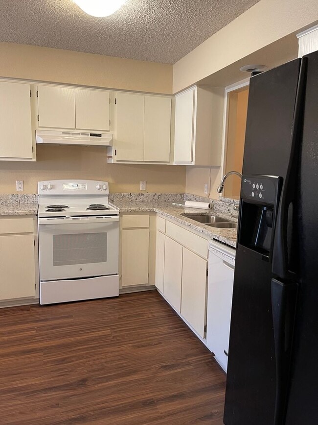 Foto del edificio - 2 Bedroom, 1.5 bathroom townhome located in a quiet neighborhood. Amenities can be transferred!  ...