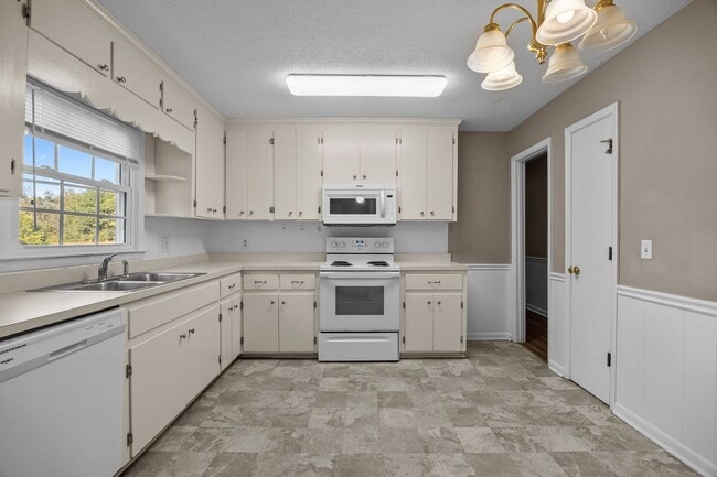 Foto del edificio - Lovely 3 bed 2 bath home located in Lillin...
