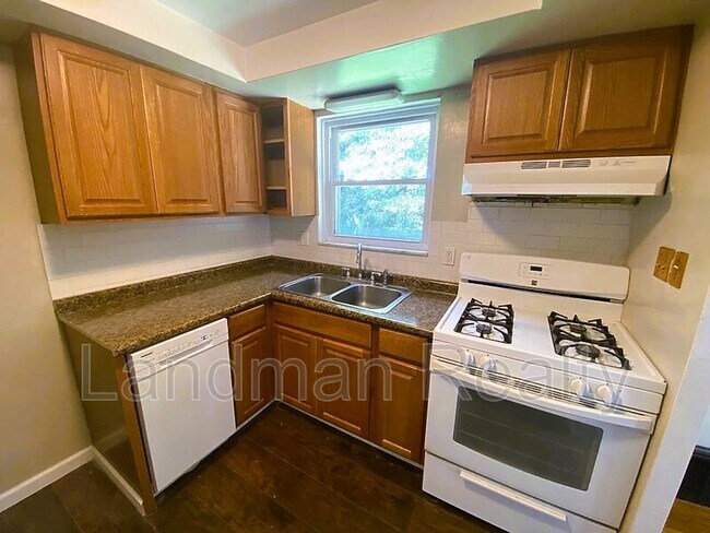 Building Photo - 418 Pennwood Dr