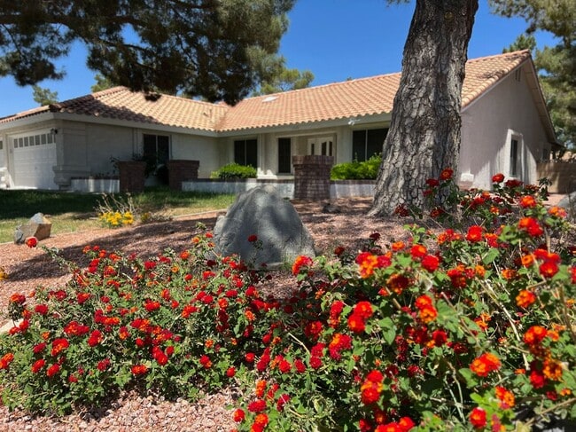 Building Photo - SINGLE STORY 4 BEDROOM 3 CAR GARAGE WITH R...