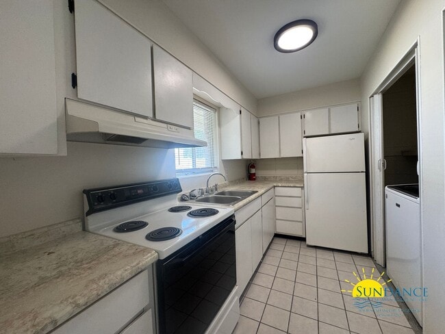 Building Photo - End Unit 2 Bedroom Townhome in great locat...